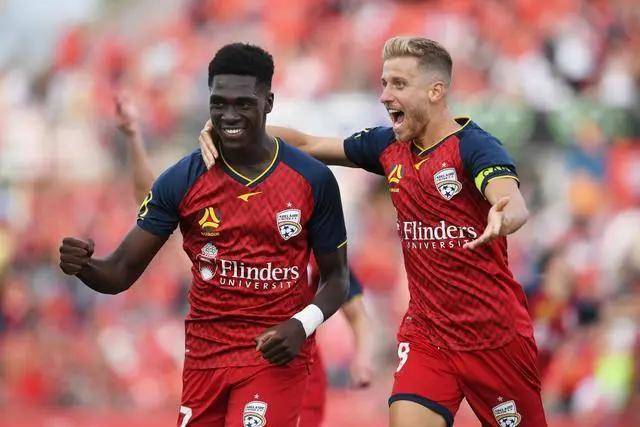 王哲林35+16上海胜同曦 贺希宁31分深圳胜北控